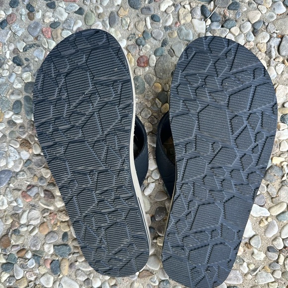 Volcom Flip Flops. - Picture 2 of 5